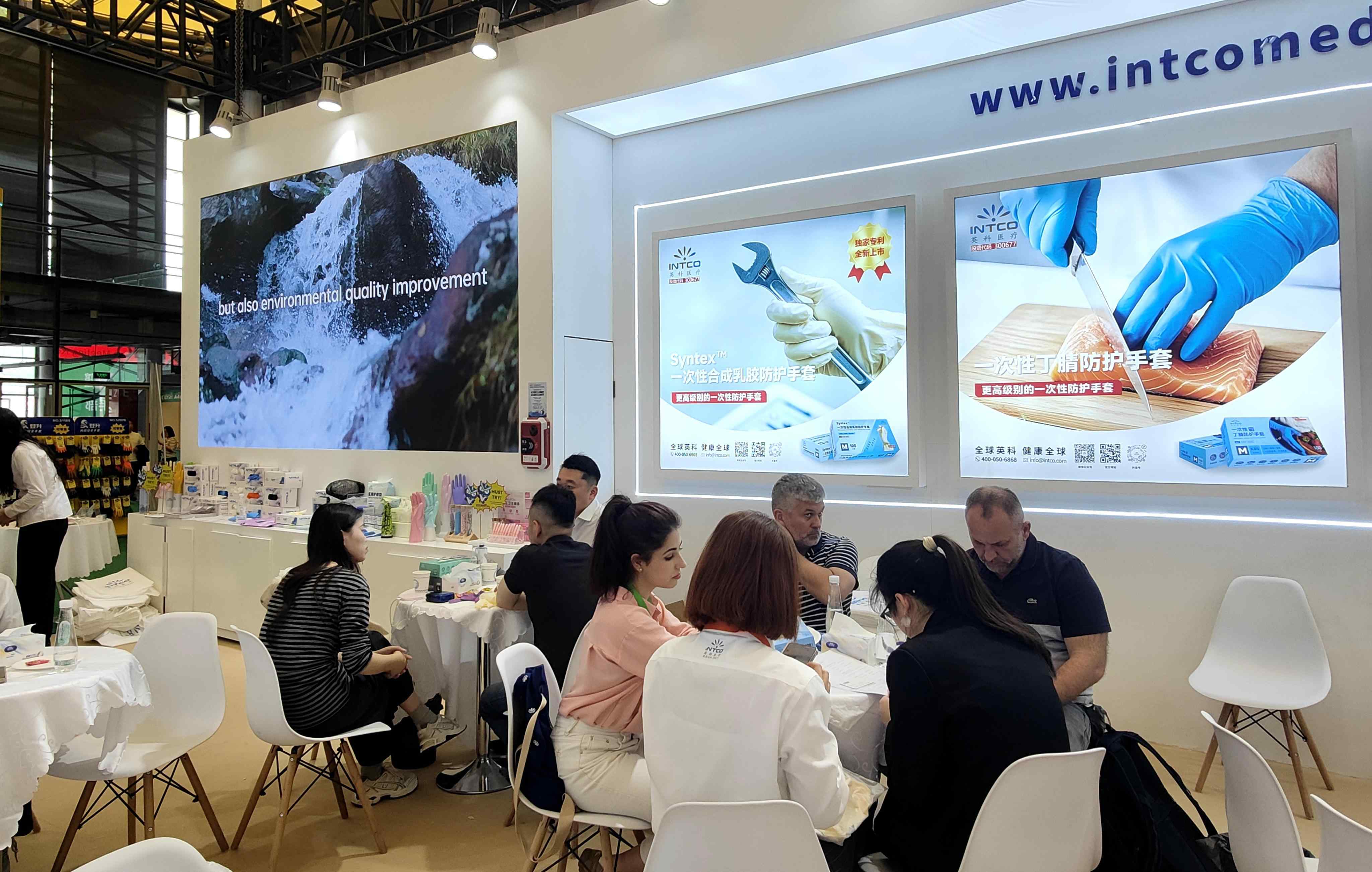 英科醫(yī)療精心打造了食品餐飲、無塵潔凈、實驗制藥、工業(yè)防護(hù)四大主題展區(qū)
